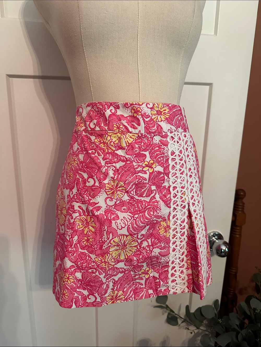 Lilly Pulitzer Jarvey Chum bucket pink white yellow embroidered detail 8 skort - Picture 3 of 12